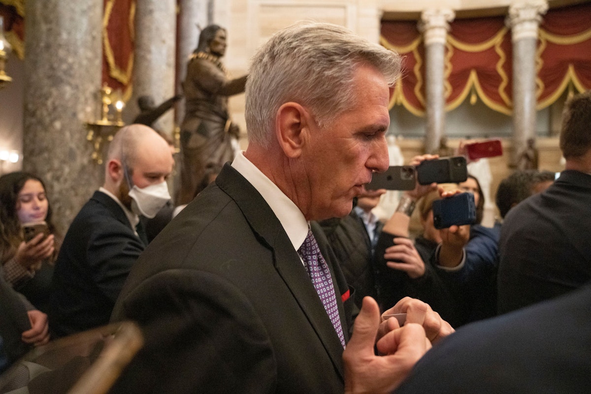 Download von www.picturedesk.com am 05.01.2023 (06:51).  Rep. Kevin McCarthy, R-Calif., leaves the House floor after it adjourned for the night, Wednesday, Jan. 4, 2023, on Capitol Hill in Washington. (AP Photo/Jacquelyn Martin) - 20230105_PD0210 - Rechteinfo: Rights Managed (RM)
