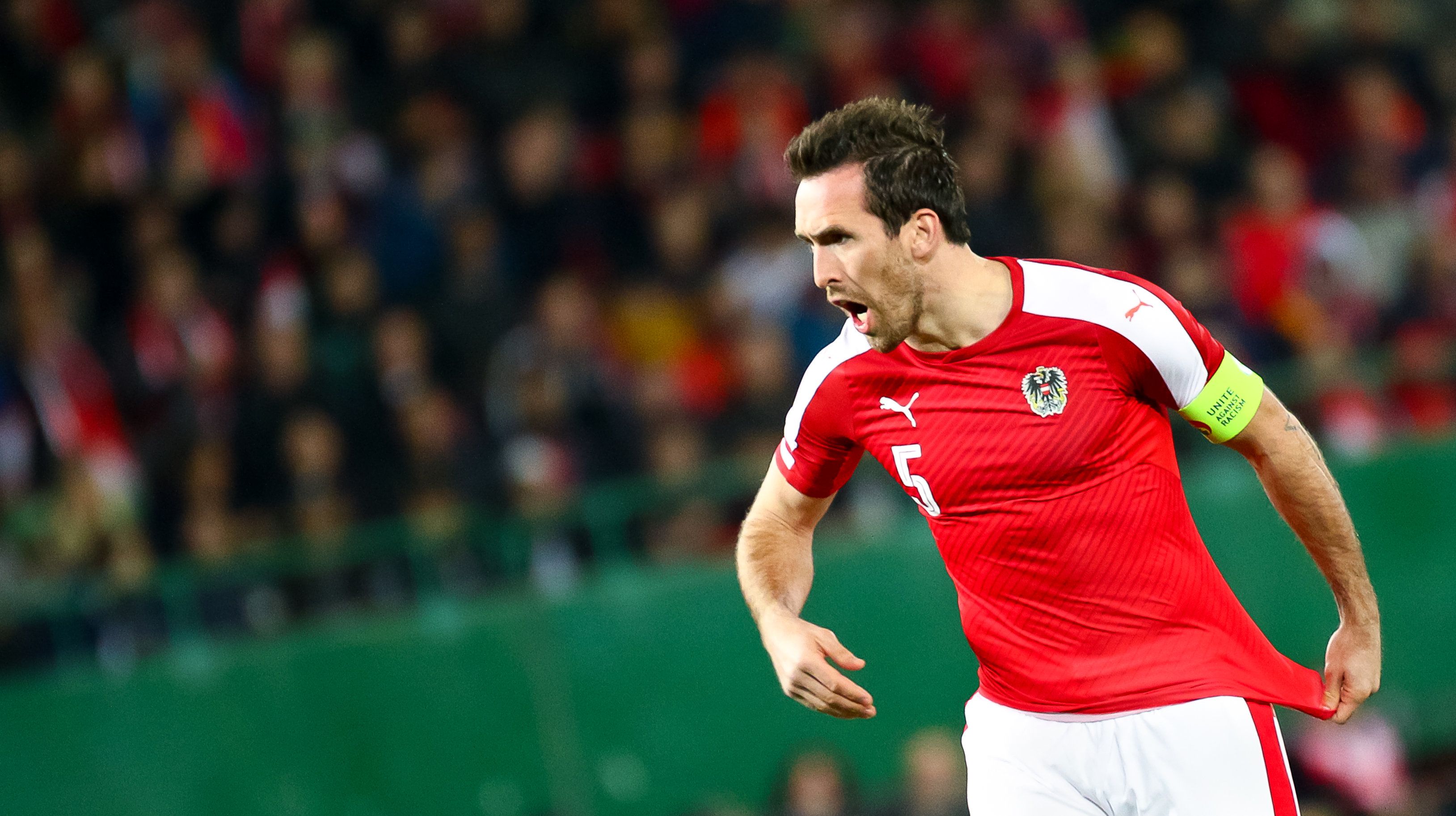 Christian Fuchs hängt die Fußballschuhe an den Nagel. 