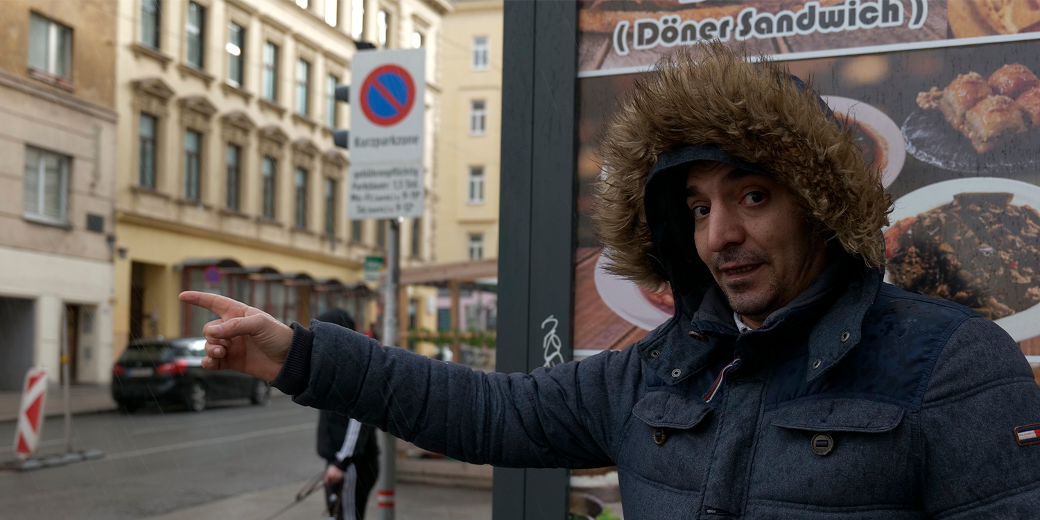 Augenzeuge Hasan zeigt den Fluchtweg des Täters.