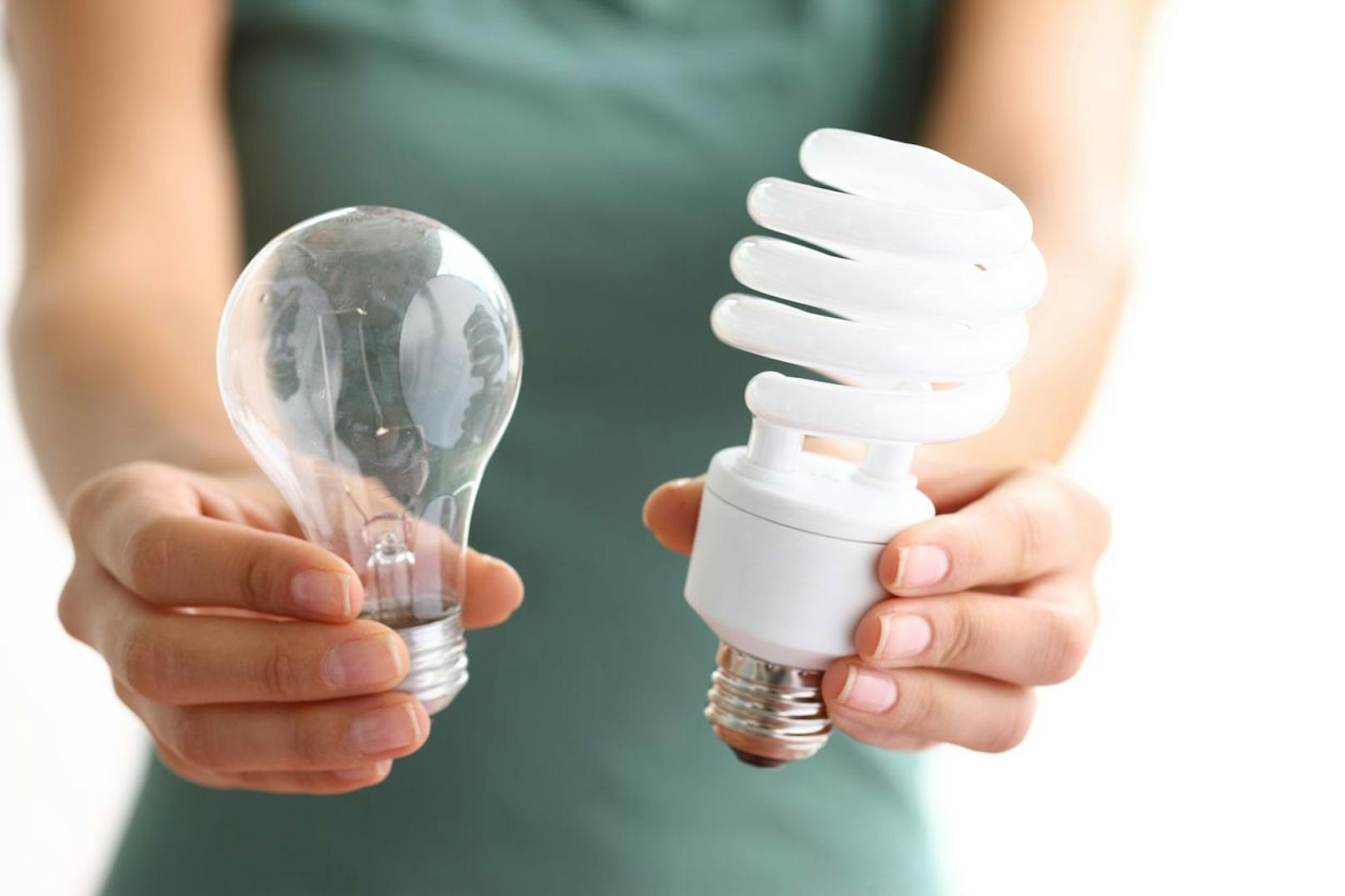 Zu Hause solltest du langsam aber sicher deine Glühbirnen gegen Energiesparlampen austauschen. Auch die Steckdosenleiste gehört ausgeschaltet, wenn sie nicht in Gebrauch ist. 