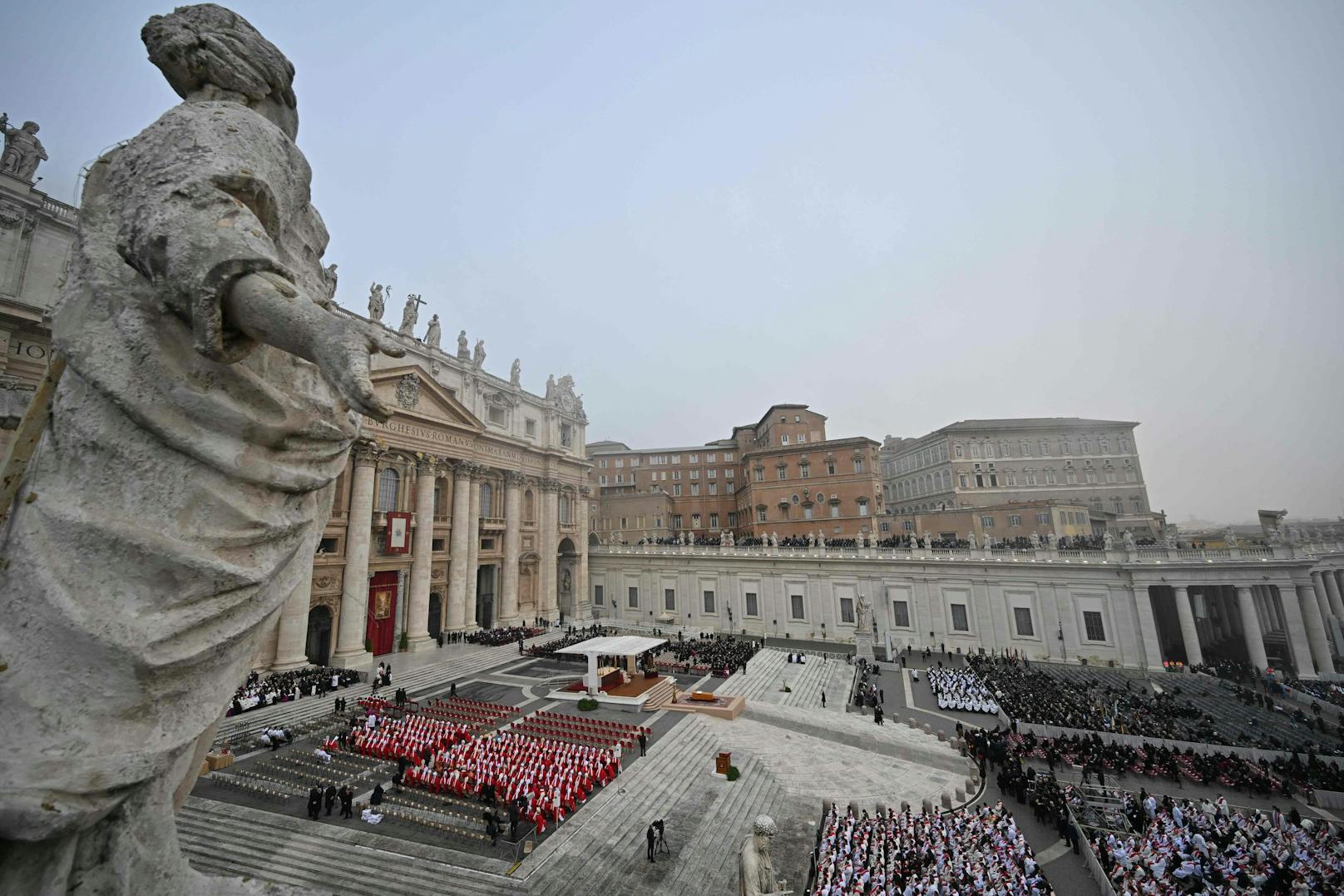 Tausende Gläubige nehmen am Petersplatz von Ex-Papst Benedikt XVI. Abschied
