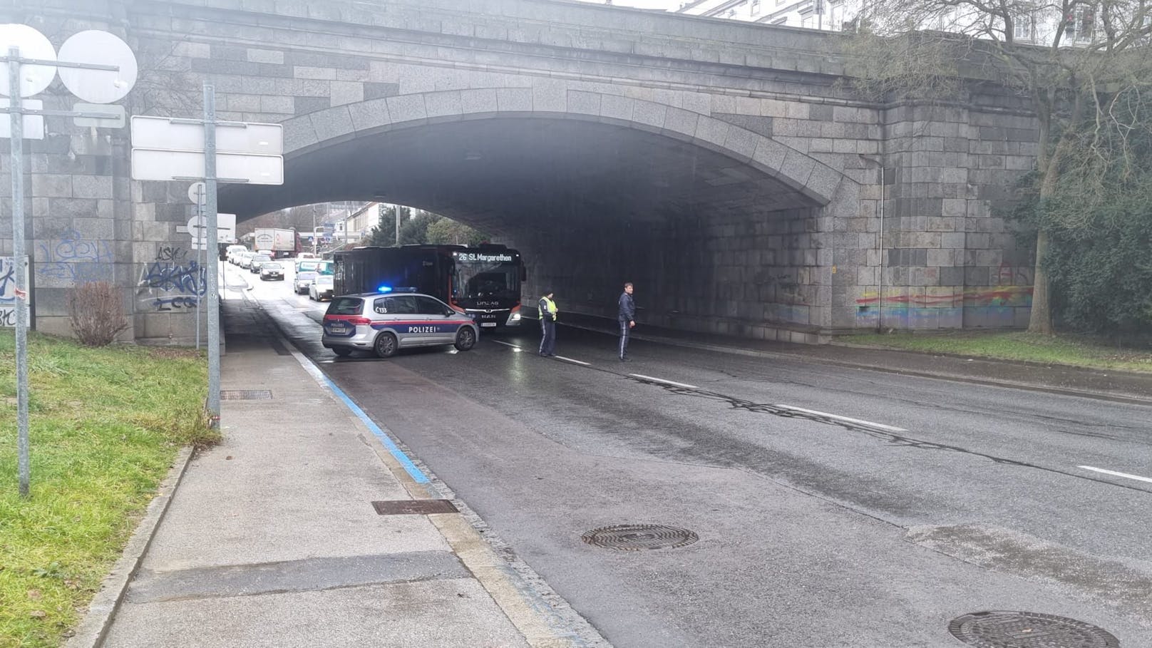 Die Polizei hat die Straße zwischen Römerbergtunnel und Nibelungenbrücke gesperrt.