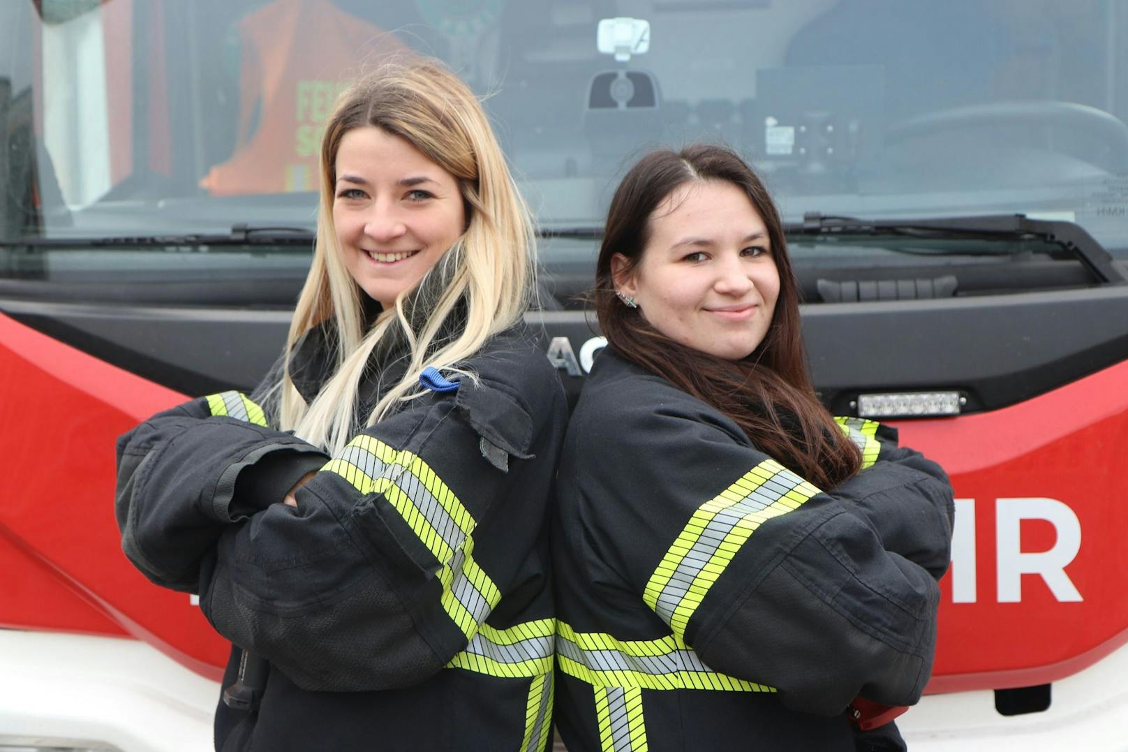 Nina und Claudia sind die ersten Feuerwehrfrauen bei der Freiwilligen Feuerwehr Schwechat.