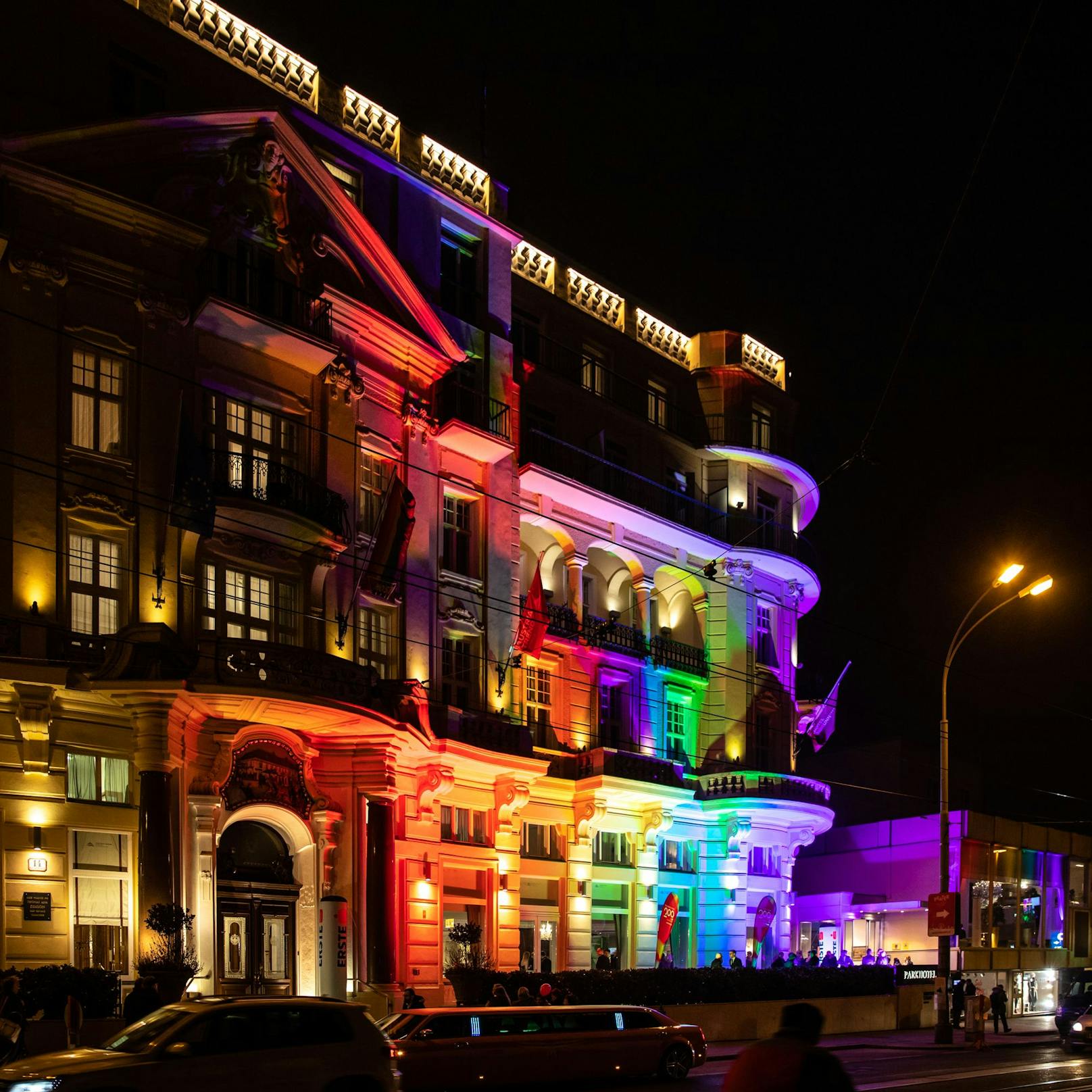 Das Parkhotel Schönbrunn wird am 28. Jänner 2023 in den Farben des Regenbogens erstrahlen.