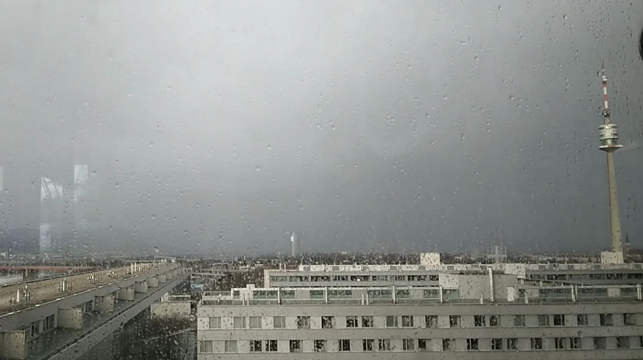 Nachdem ein heftiger Sturm über Wien wehte, wurde die Stadt plötzlich von einem Schauer erschüttert.