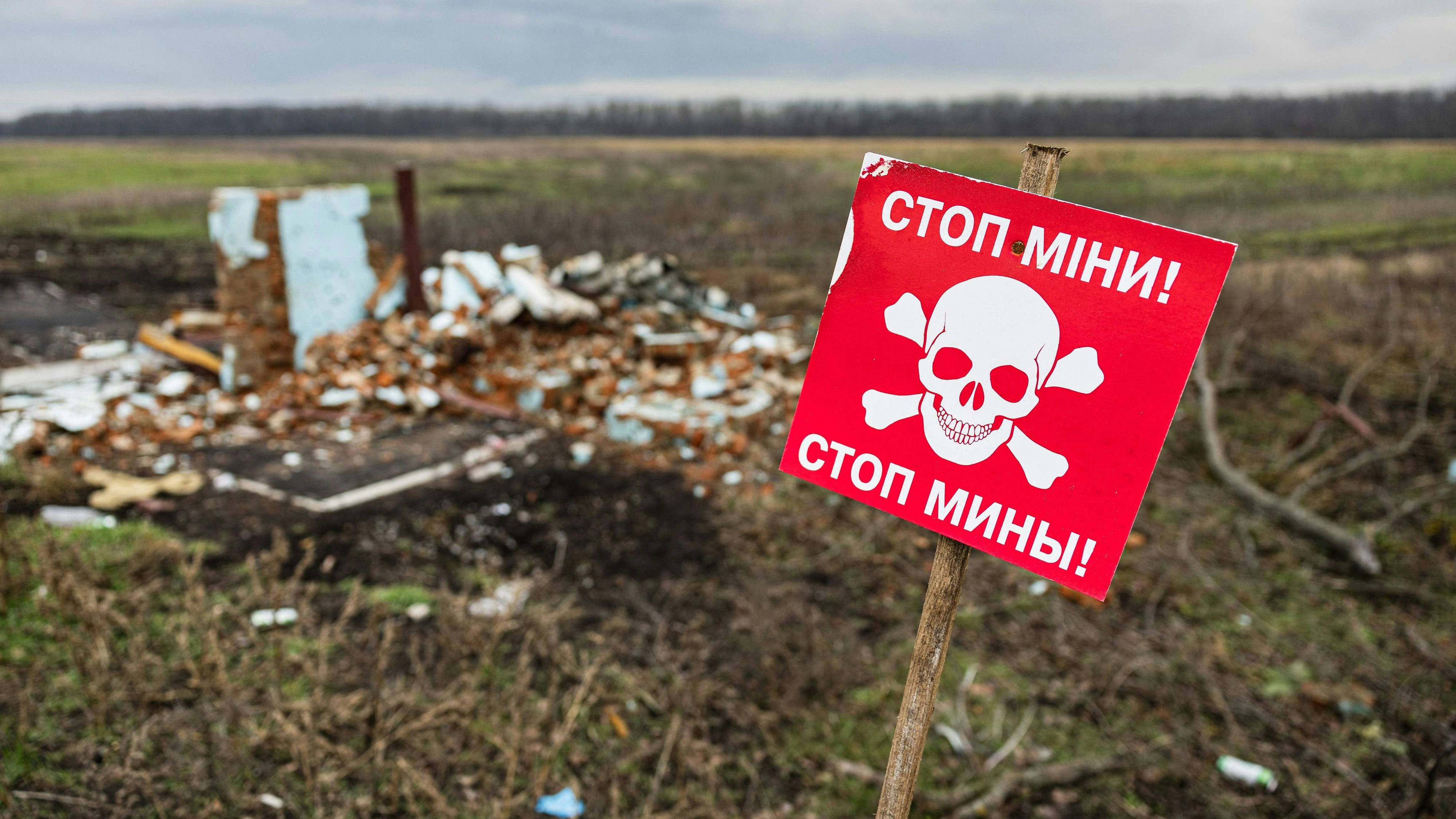 Download von www.picturedesk.com am 05.01.2023 (12:45).  A photograph shows a warning sign which reads as "Stop Mines" written in both Ukrainian and Russian languages in the Donetsk region, eastern Ukraine, on January 2, 2023. (Photo by Sameer Al-DOUMY / AFP) - 20230102_PD5020 - Rechteinfo: Rights Managed (RM) Nur für redaktionelle Nutzung! Werbliche Nutzung erfordert Freigabe: bitte schicken Sie uns eine Anfrage.