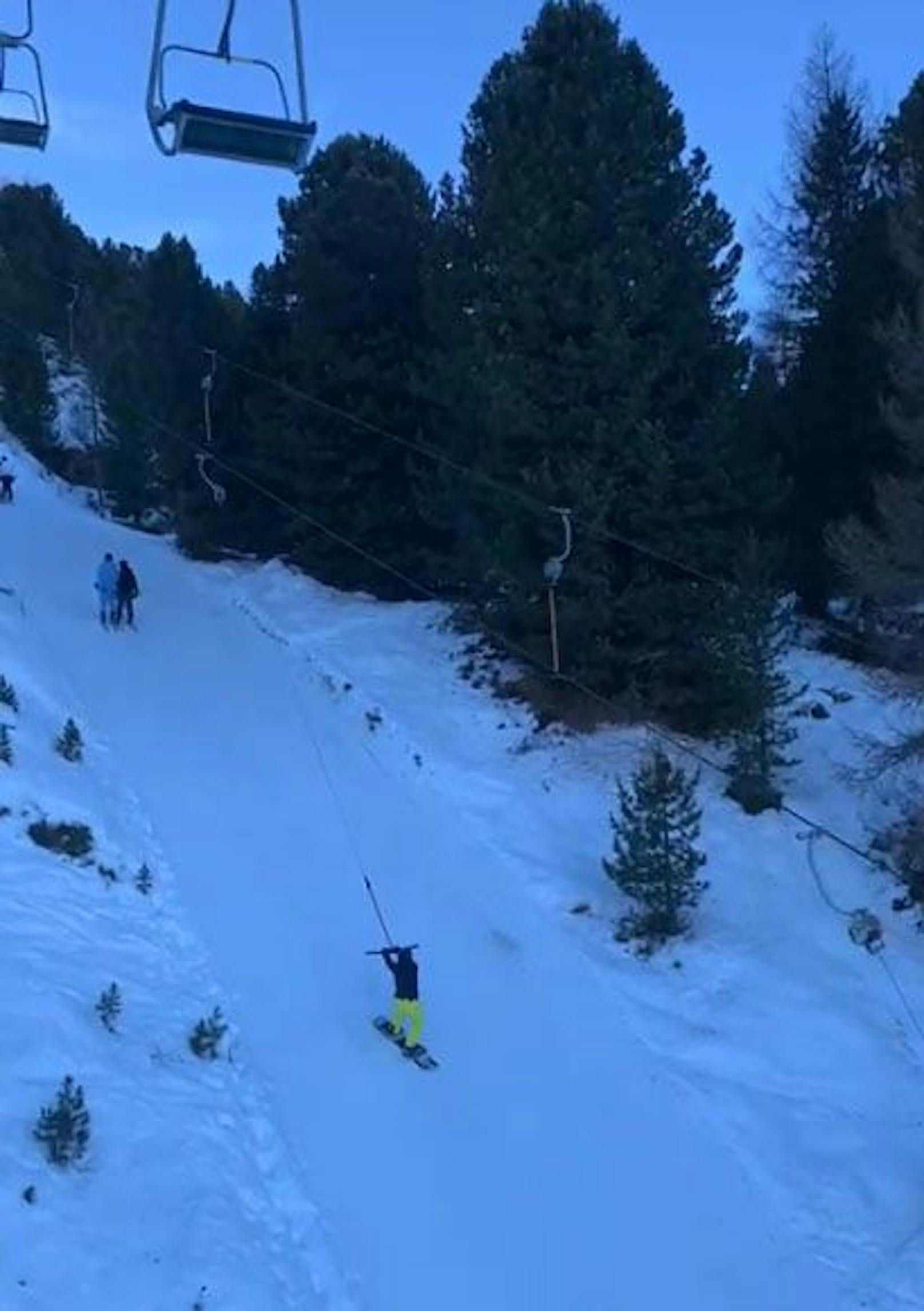 Ein Snowboarder ließ sich am Kreischberg von einem Schlepplift ziehen – und hatte sichtlich damit zu kämpfen.