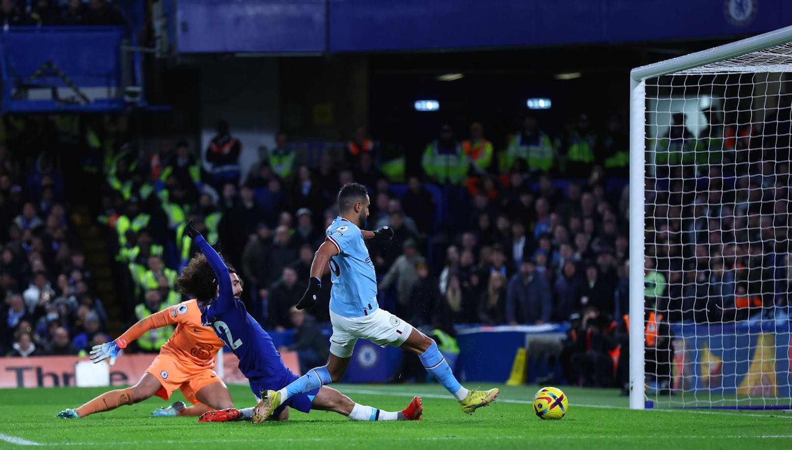 Riyad Mahrez schießt Manchester City zum Sieg gegen Chelsea. 
