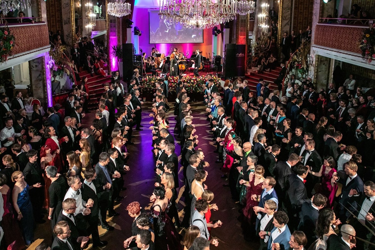 Publikumsquadrille beim Wiener Regenbogenball