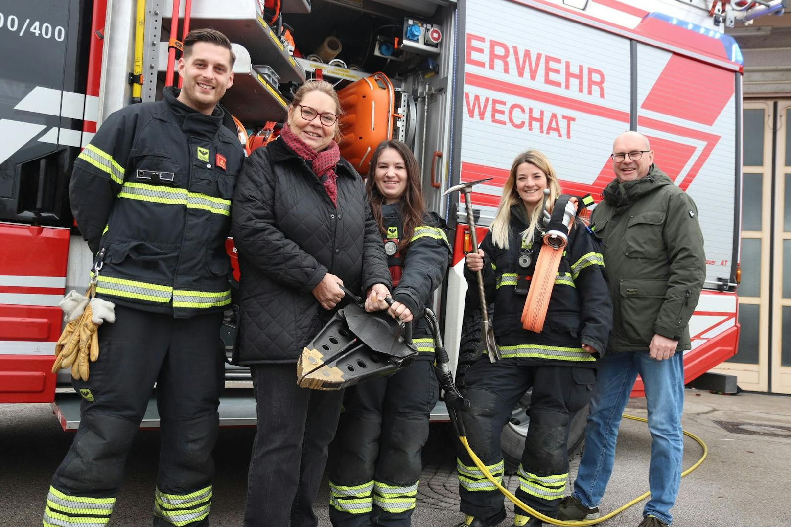Bürgermeisterin Karin Baier freut sich über die weibliche Verstärkung bei der Feuerwehr.