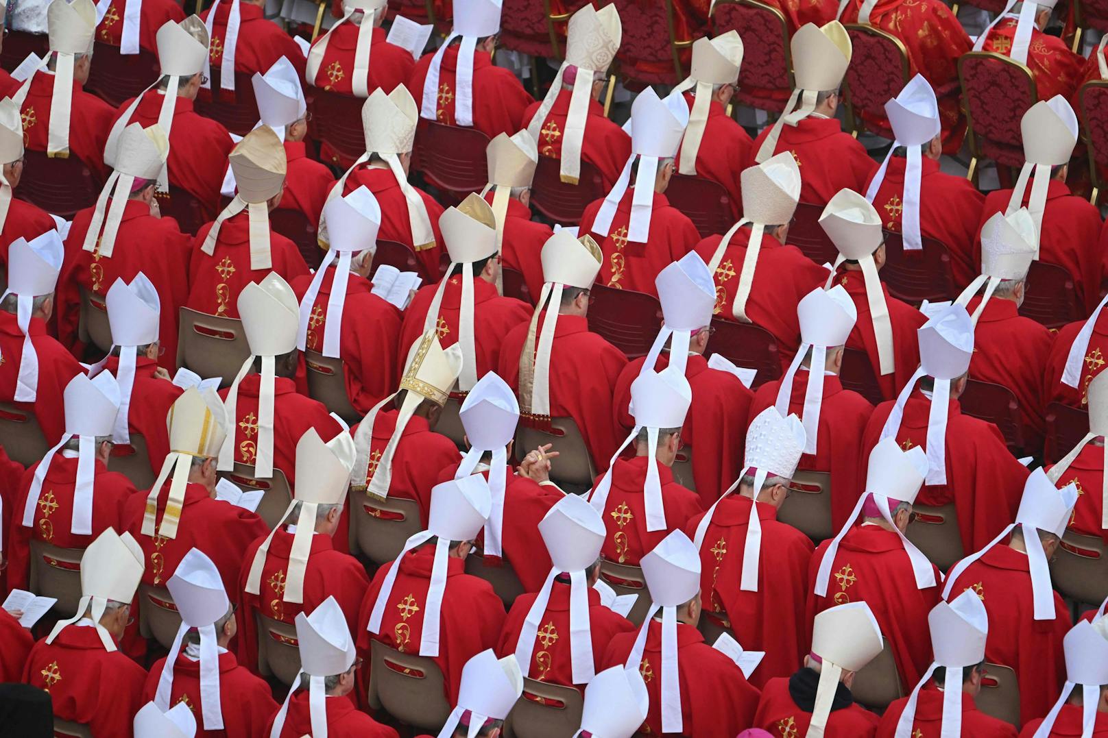 Rund 130 Kardinäle nehmen an der Totenmesse für den verstorbenen Papst Benedikt XVI. teil. Nach Angaben der italienischen Nachrichtenagentur Ansa sind auch 300 Bischöfe unter den Gästen.