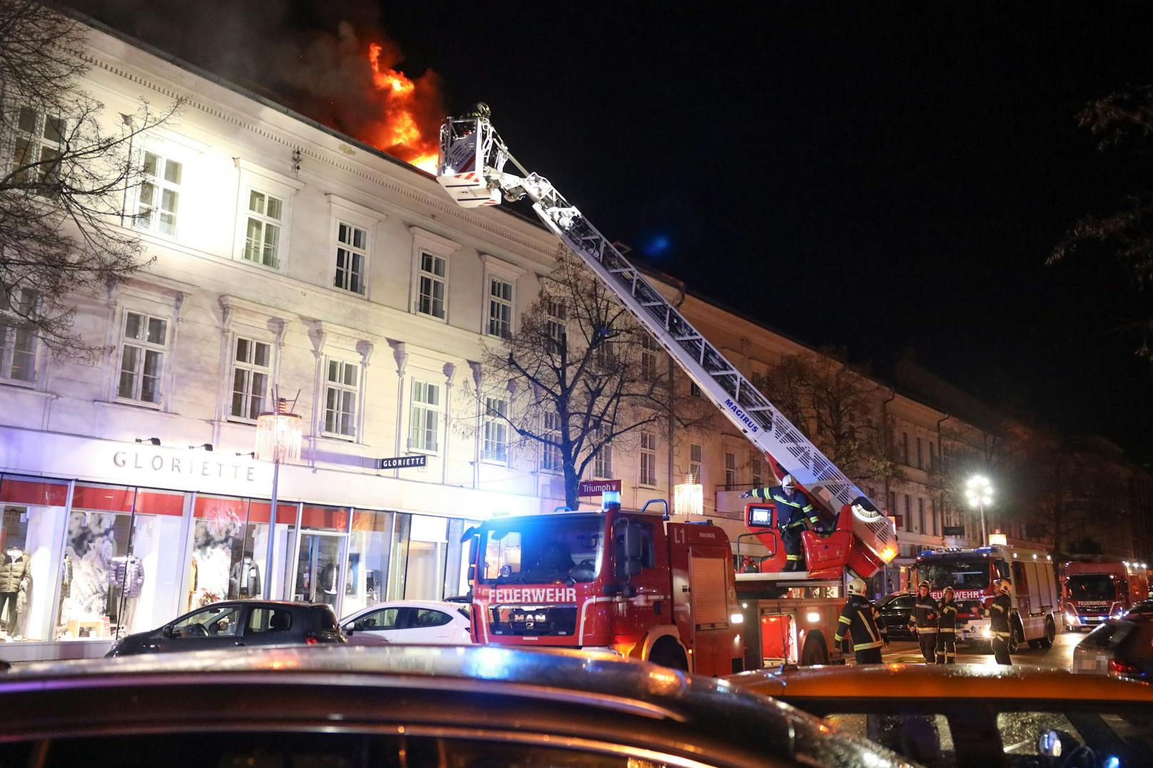 Eine Dachgeschoßwohnung stand am späten Mittwochabend in Wels-Innenstadt in Vollbrand. Eine Frau konnte von den Einsatzkräften gerettet werden.