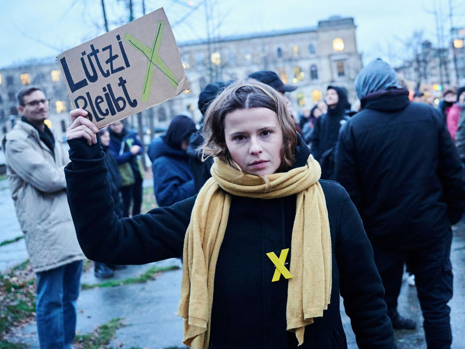 "Lützerath bleibt" steht auf einem Plakat der Klimaaktivistin Luisa Neubauer. Vor dem Bundeswirtschaftsministerium in Berlin demonstrierten Anfang Jänner "Fridays for Future"-Aktivisten gegen die Räumung des Dorfes Lützerath.