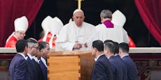 Papst beerdigt erstmals Papst – Tausende nehmen Abschied