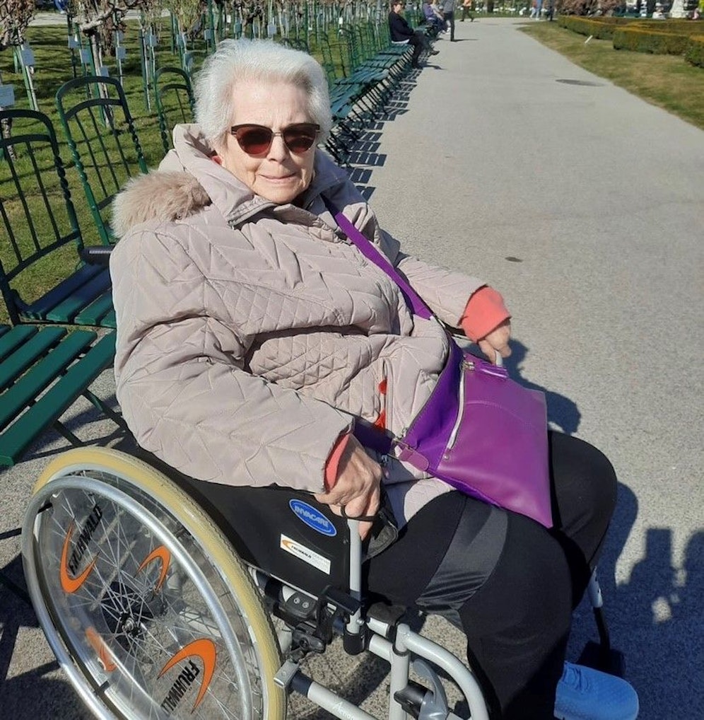 Erika W. ist auf die Pflege angewiesen.