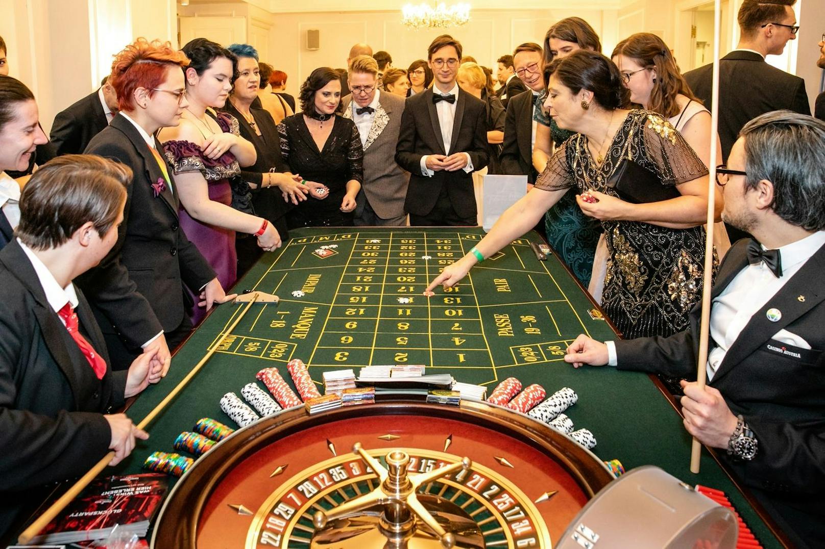 Wiener Regenbogenball-Gäste spielen French Roulette