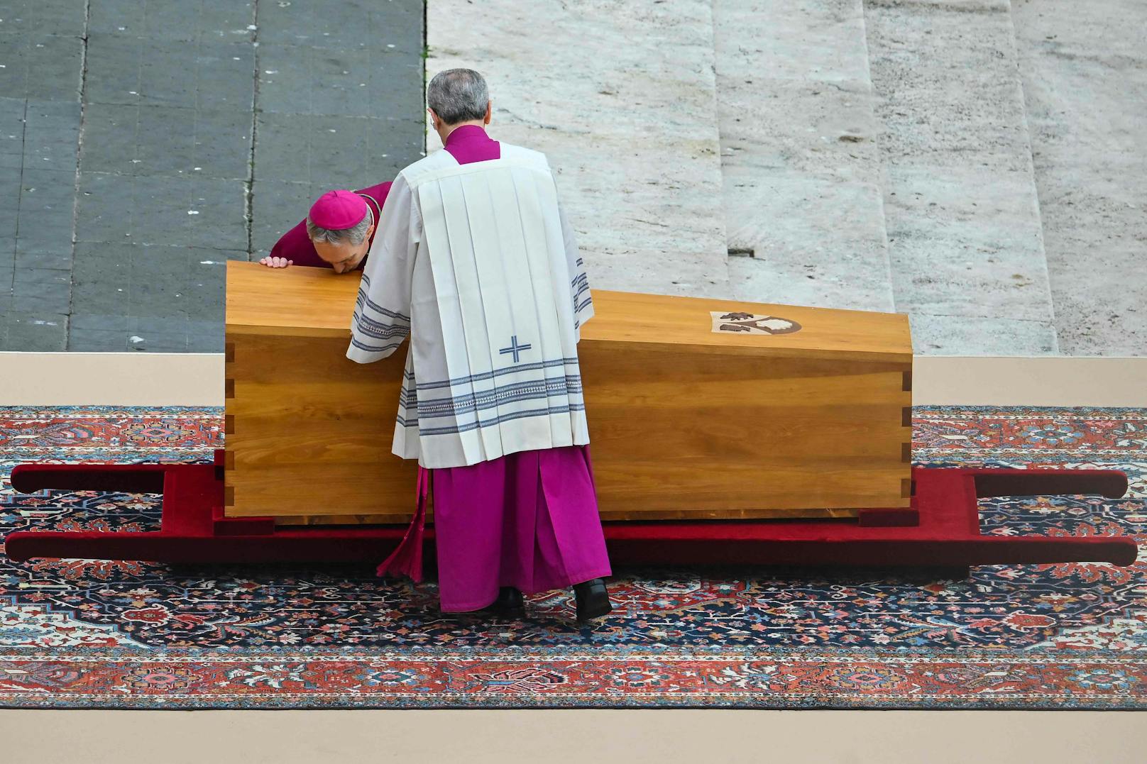 Der deutsche Ezbischof Georg Gänswein küsst den Sarg von Ex-Papst Benedikt XVI.