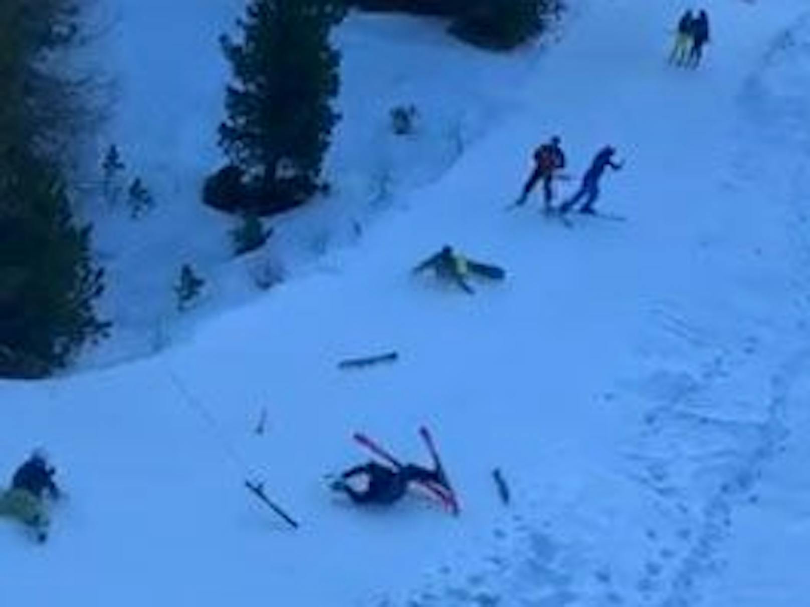 Ein Screenshot aus dem viralen Clip des Snowboarders.