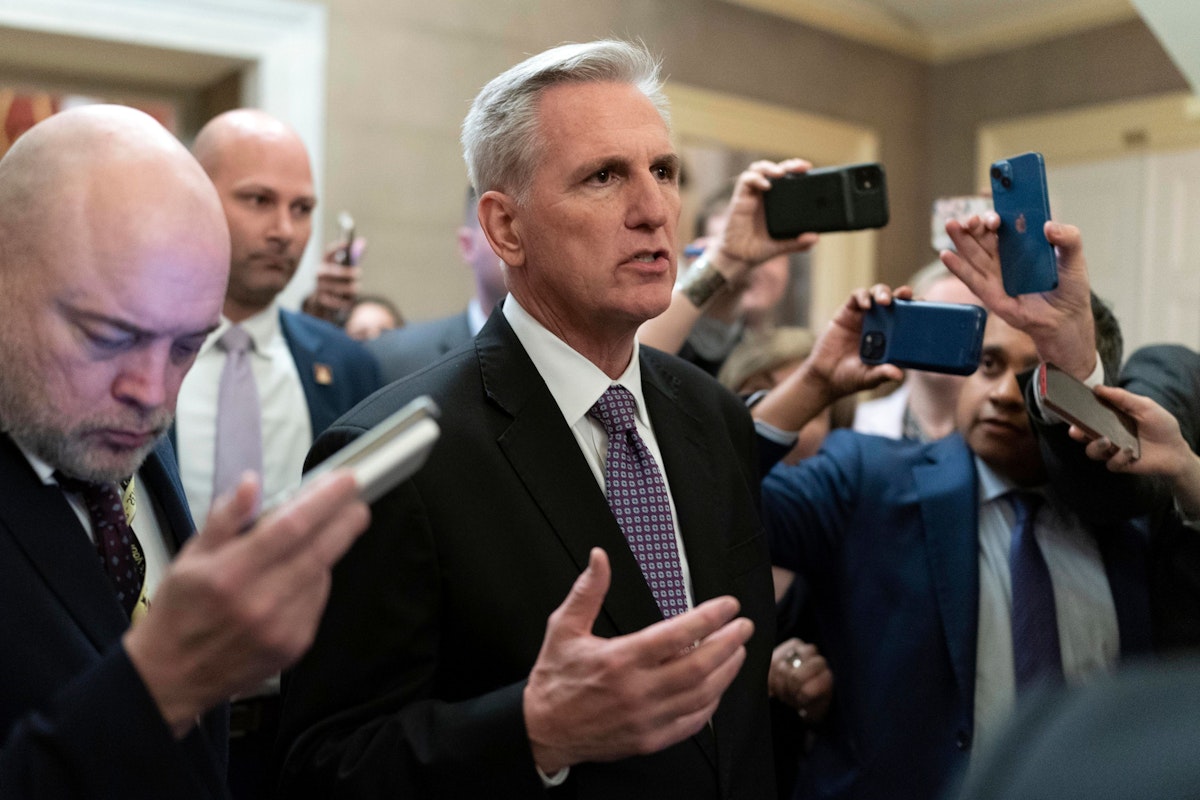 Download von www.picturedesk.com am 05.01.2023 (06:51).  Rep. Kevin McCarthy, R-Calif., talks to reporters after the House voted to adjourn for the evening as the House met for a second day to elect a speaker and convene the 118th Congress in Washington, Wednesday, Jan. 4, 2023. (AP Photo/Jose Luis Magana) - 20230105_PD0246 - Rechteinfo: Rights Managed (RM)