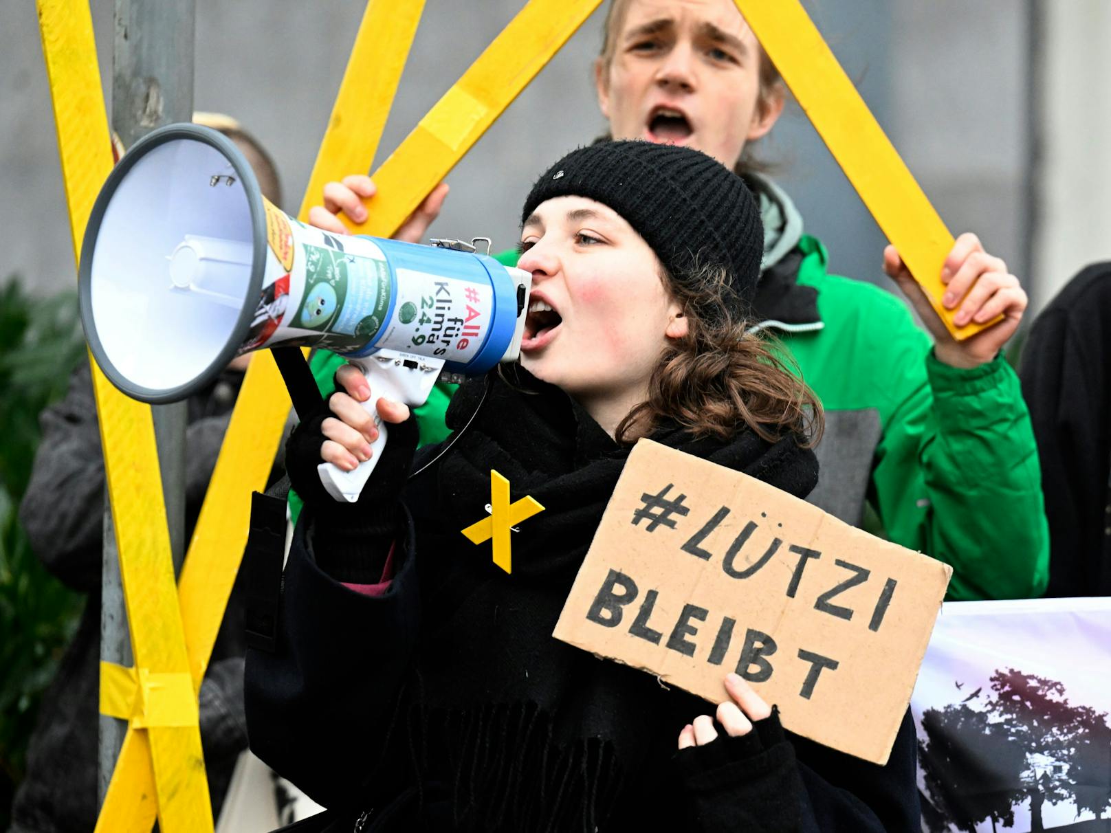 Aktivisten und Aktivistinnen von Fridays for Future protestieren Anfang Jänner vor dem Wirtschaftsministerium gegen den Abriss des Dorfes Lützerath für den Kohlebergbau.