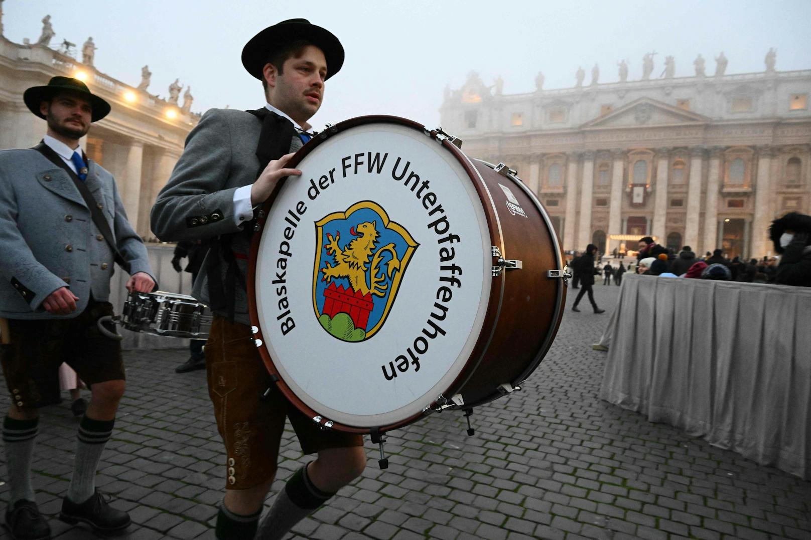 Ein letzter Gruß aus der bayrische Heimat für Joseph Ratzinger – der bürgerliche Name des emeritierten Papstes.