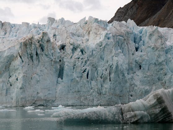 Kalbende Gletscherfront in Svalbard, Spitzbergen in Norwegen.&nbsp;Gletscher werden bereits jetzt massiv durch die Folgen der Klimakrise in Mitleidenschaft gezogen.