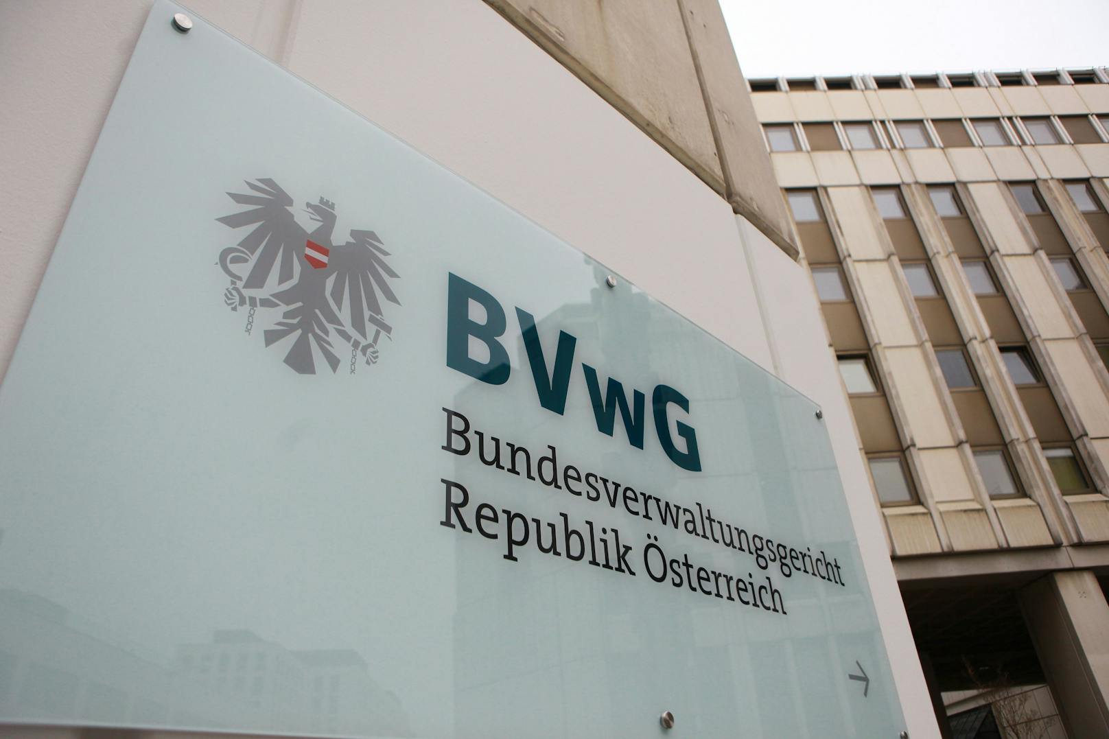 Die Betrüger verwenden das Logo des Bundesverwaltungsreichts (BVwG).