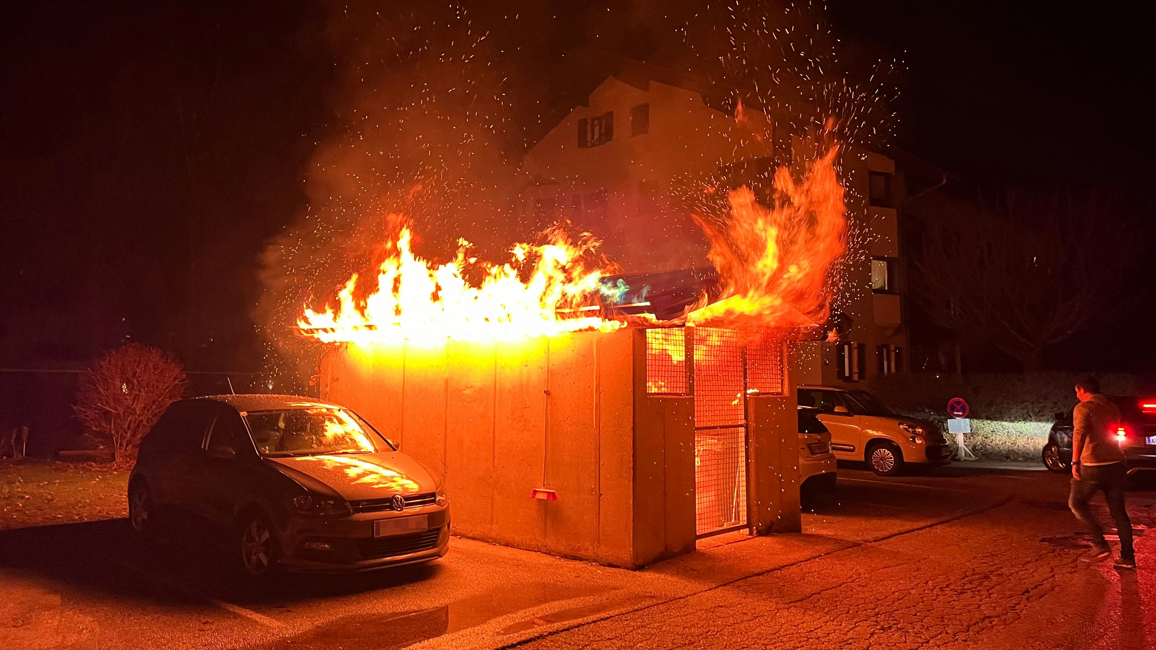 Vollbrand einer Mülltonne in Wörgl.