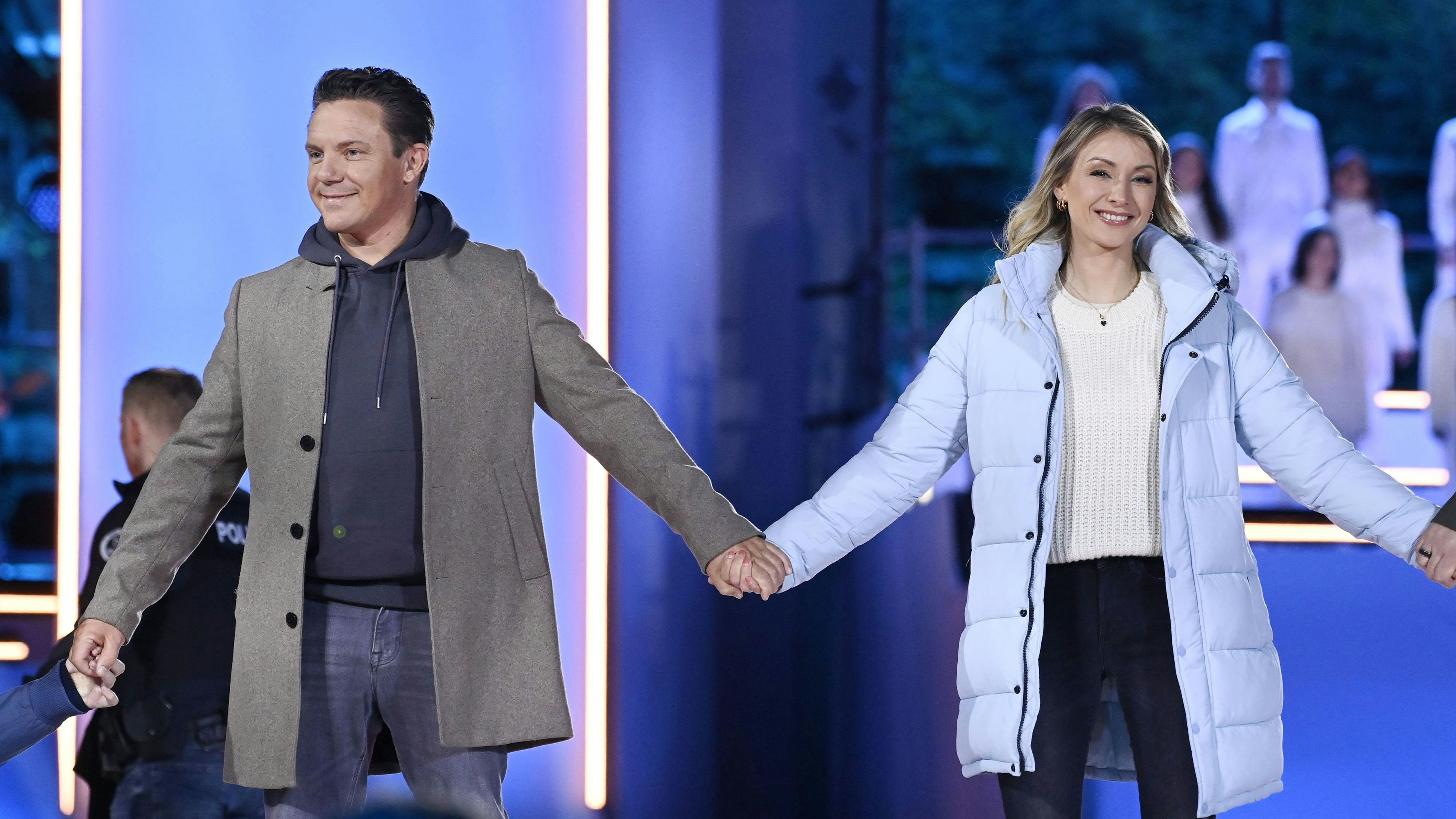 Download von www.picturedesk.com am 06.01.2023 (14:56).  ACT Musik-Live-Event 'Die Passion' in Essen -- Stefan Mross und Anna-Carina Woitschack beim RTL Musik-Live-Event 'Die Passion' auf dem Burgplatz. Essen, 13.04.2022 - 20220413_PD11840 - Rechteinfo: Rights Managed (RM)