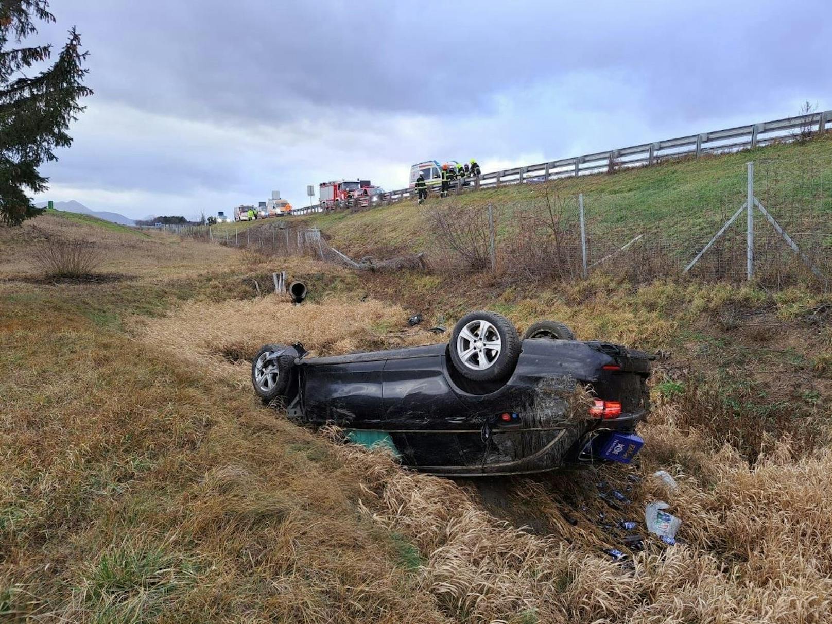 Das Auto wurde in die Luft geschleudert und landete am Dach.