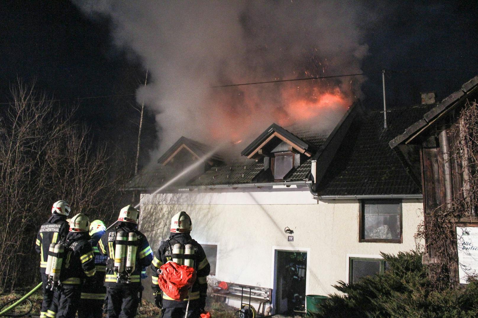 Die teilweise bereits eingestürzte Deckenkonstruktion stellte für die Einsatzkräfte eine zusätzliche Gefahr da. Der Brand konnte jedoch durch die umfassenden Löschmaßnahmen rasch eingedämmt werden.