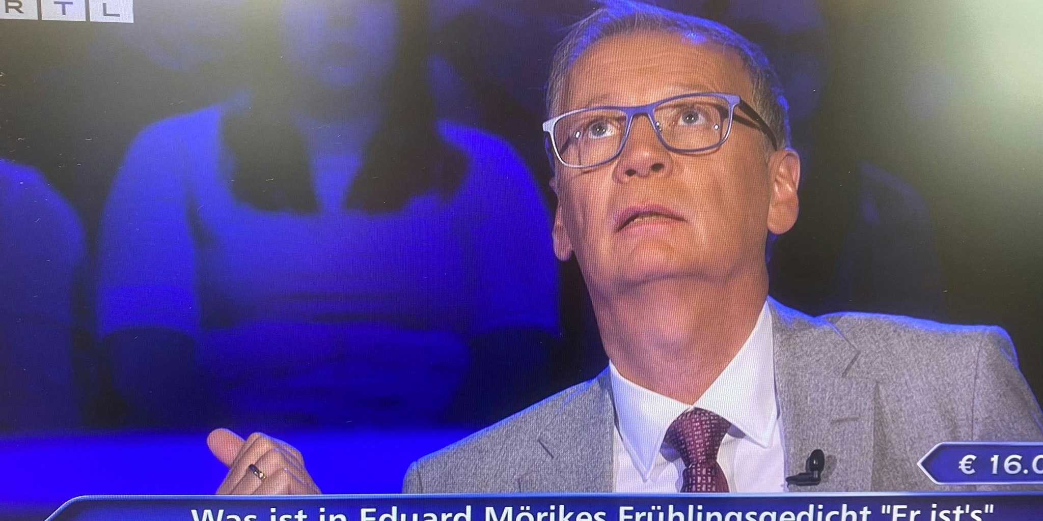 Günther Jauch gibt Kandidatin mehr als nur eine Hilfestellung. 