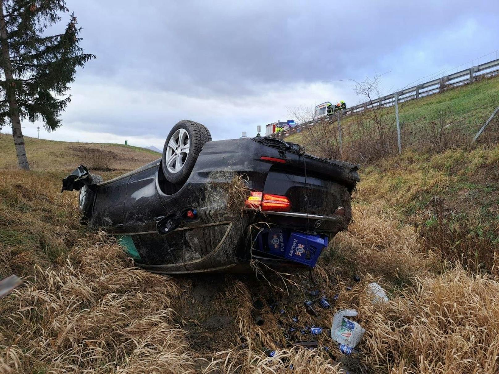 Das Auto wurde in die Luft geschleudert und landete am Dach.