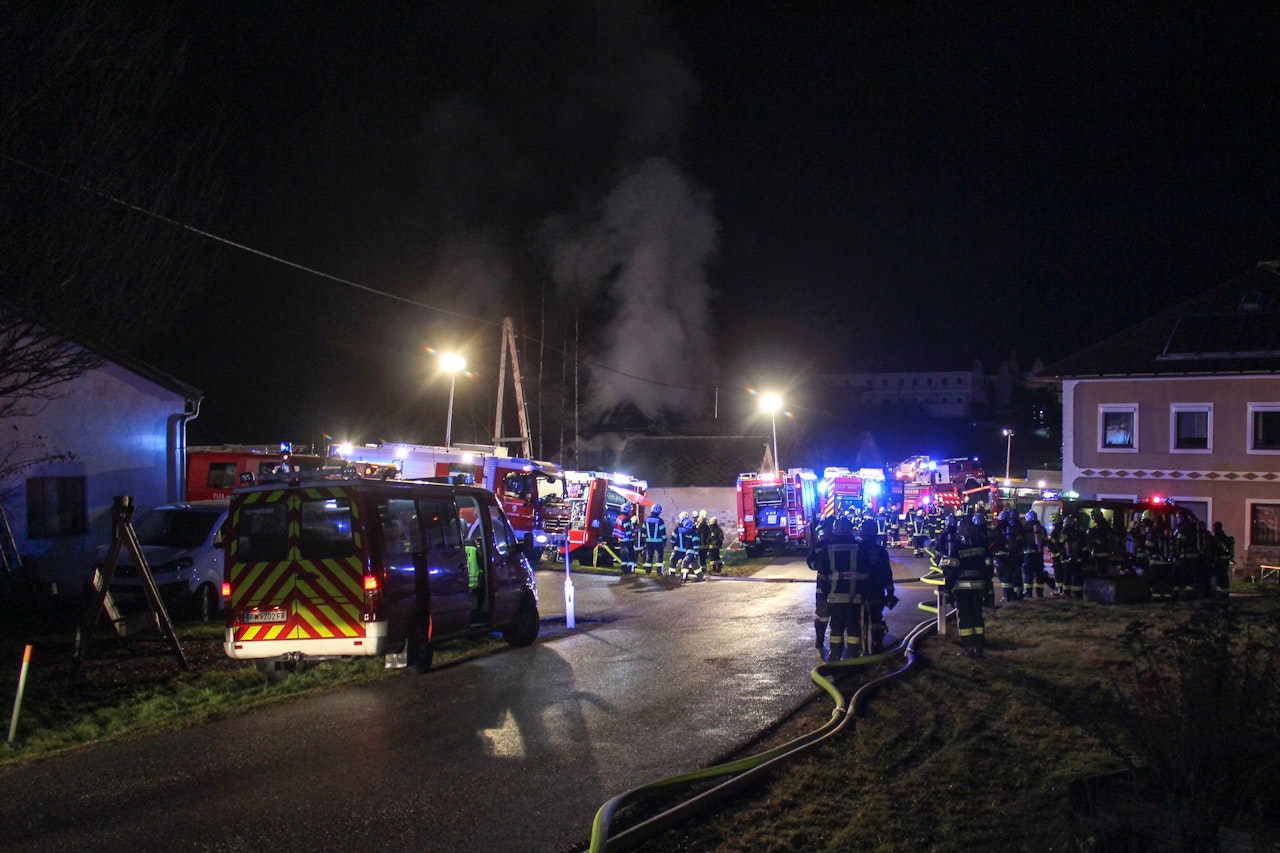 Heute.at - Wohnhaus in Oberösterreich in Flammen – Leiche entdeckt