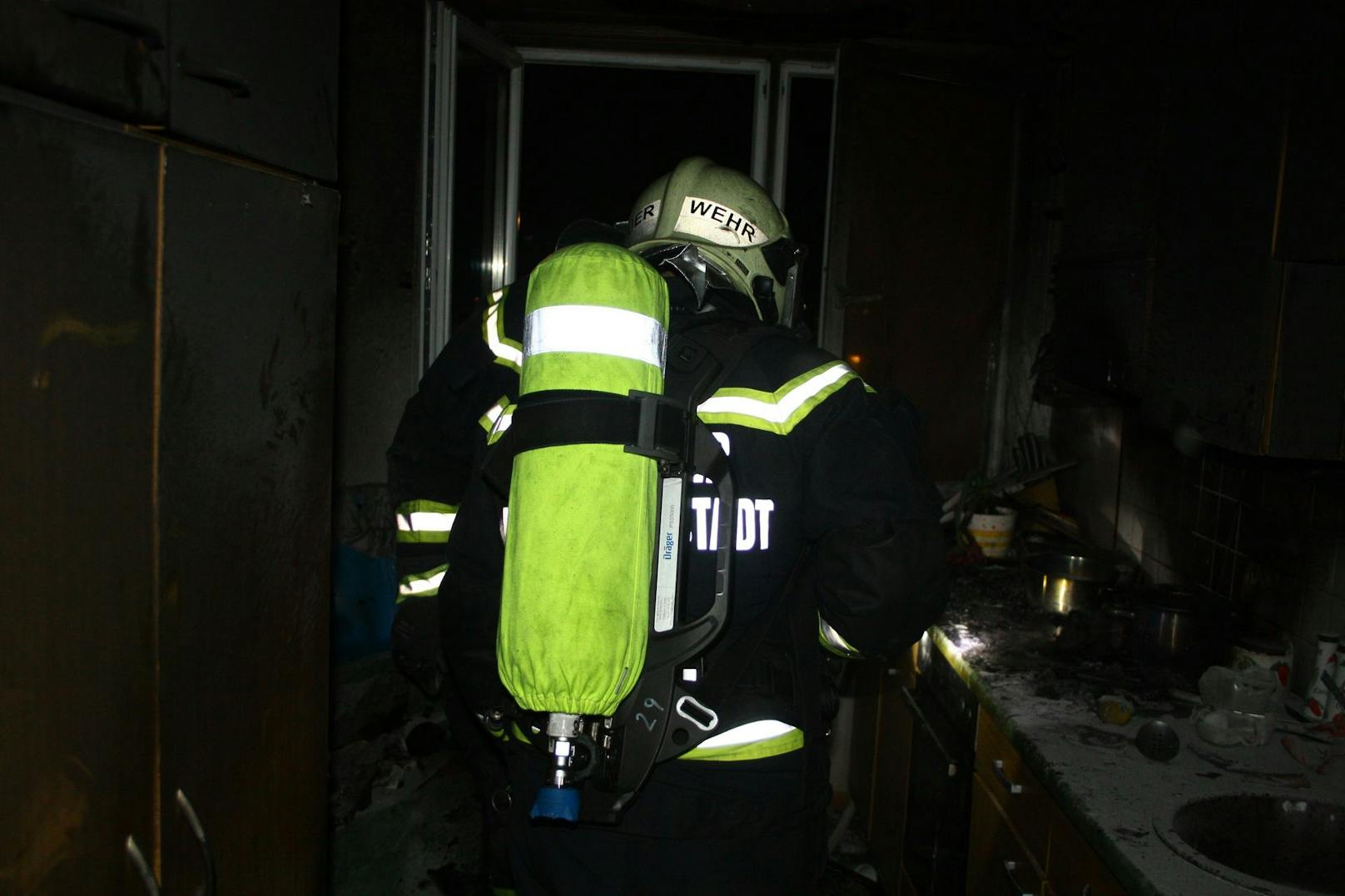 Die Feuerwehr rettete die Frau aus der Wohnung.