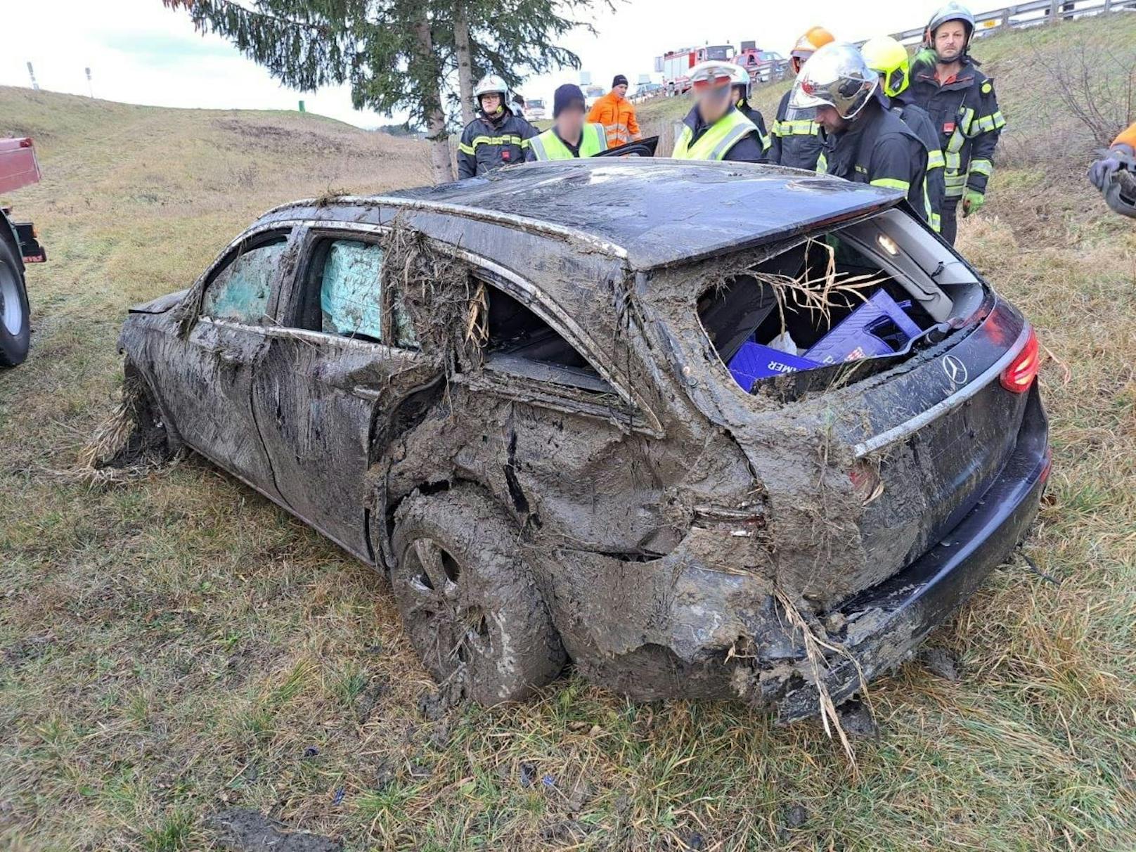 Das Auto wurde in die Luft geschleudert und landete am Dach.