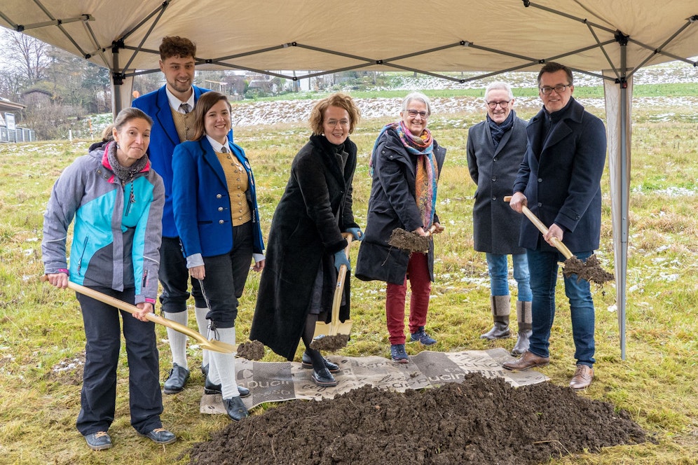 Reka Pakolicz (Leiterin GFGF St.Leonhard/Forst), Caroline Höchtl, Michael Weiß, Sozial-Landesrätin Christiane Teschl-Hofmeister, Geschäftsführerin Hedwig Zsivkovits (Gesellschaft für ganzheitliche Förderung und Therapie GmbH), Baumeister Günther Werner und Bürgermeister Hans-Jürgen Resel.
