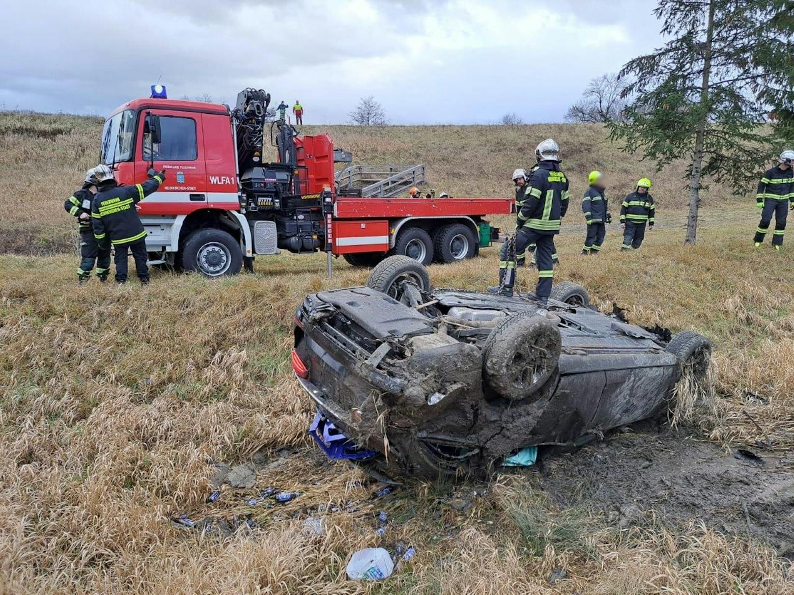 Das Auto wurde in die Luft geschleudert und landete am Dach.