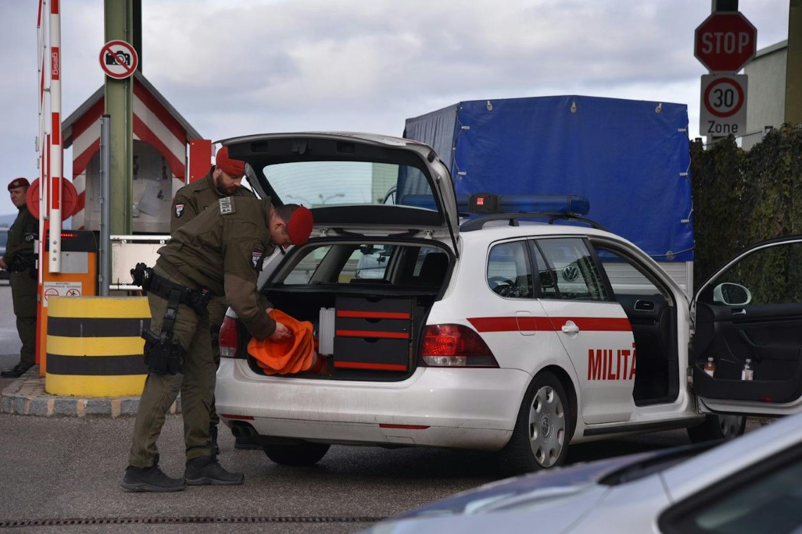 Die Militärpolizei am Tatort.