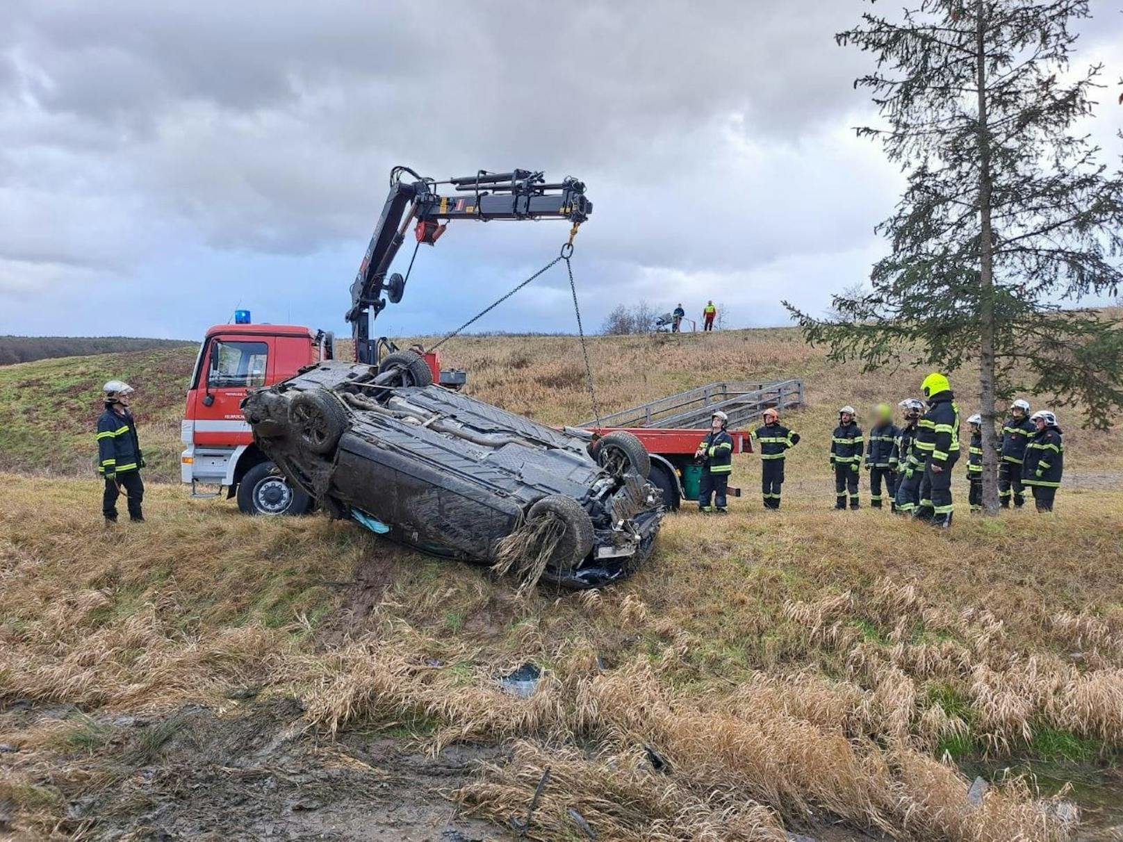 Das Auto wurde in die Luft geschleudert und landete am Dach.