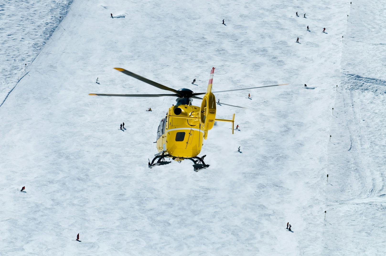 Die verletzte Skifahrerin wurde mit dem Hubschrauber ins Krankenhaus geflogen. Nun erlag die 21-Jährige ihren Verletzungen. Symbolbild.&nbsp;