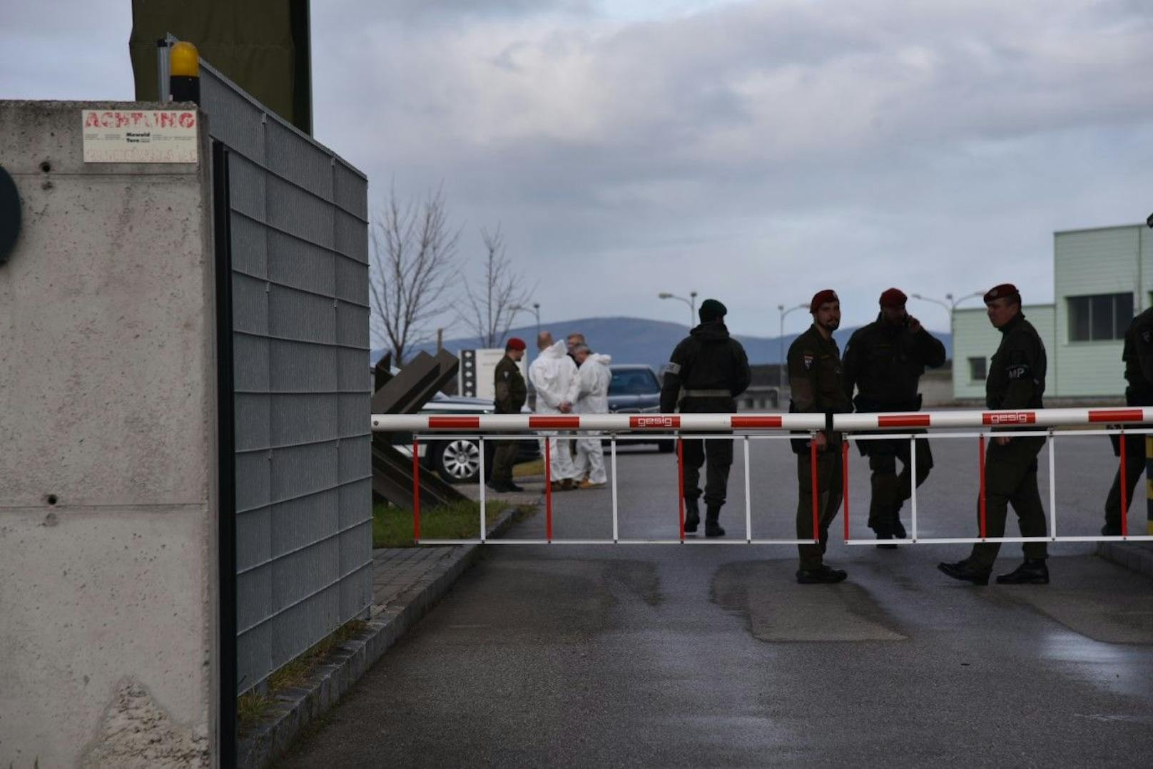 Die Spurensicherung und Tatortgruppe des Landeskriminalamtes NÖ vor Ort.