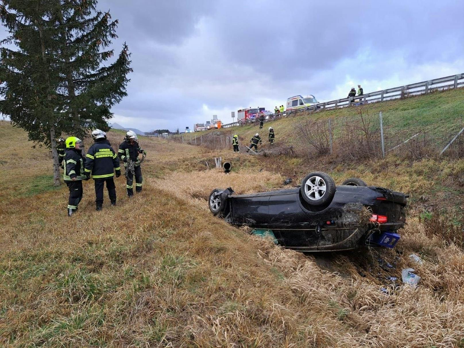 Das Auto wurde in die Luft geschleudert und landete am Dach.