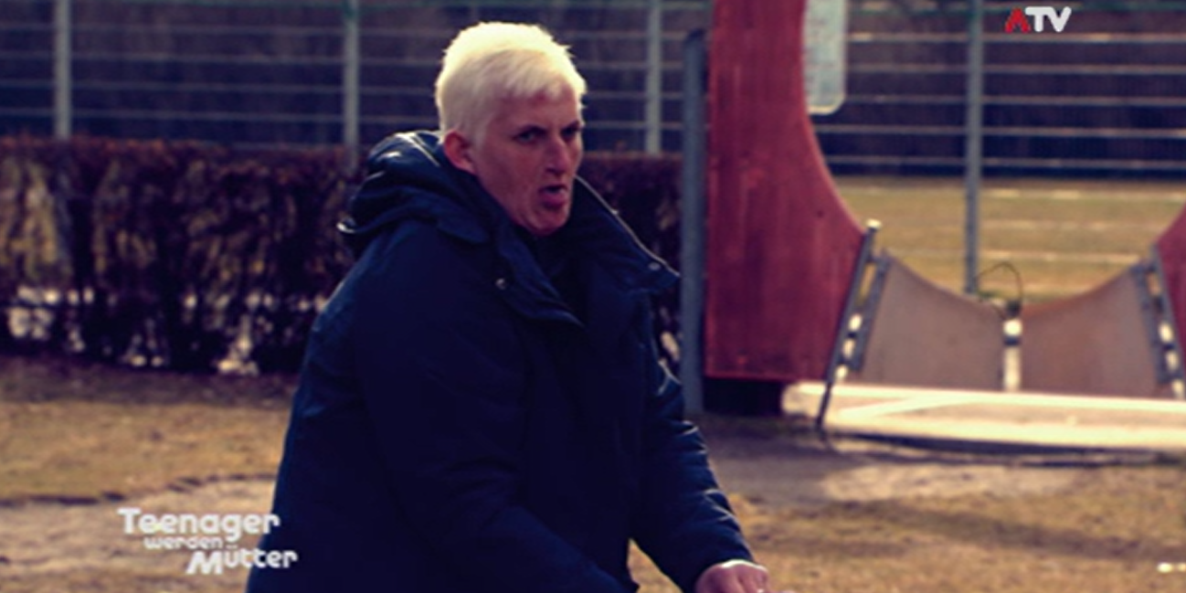 ATV-Julias Mutter Simone hält nicht viel von Menschen ausländischer Herkunft. 