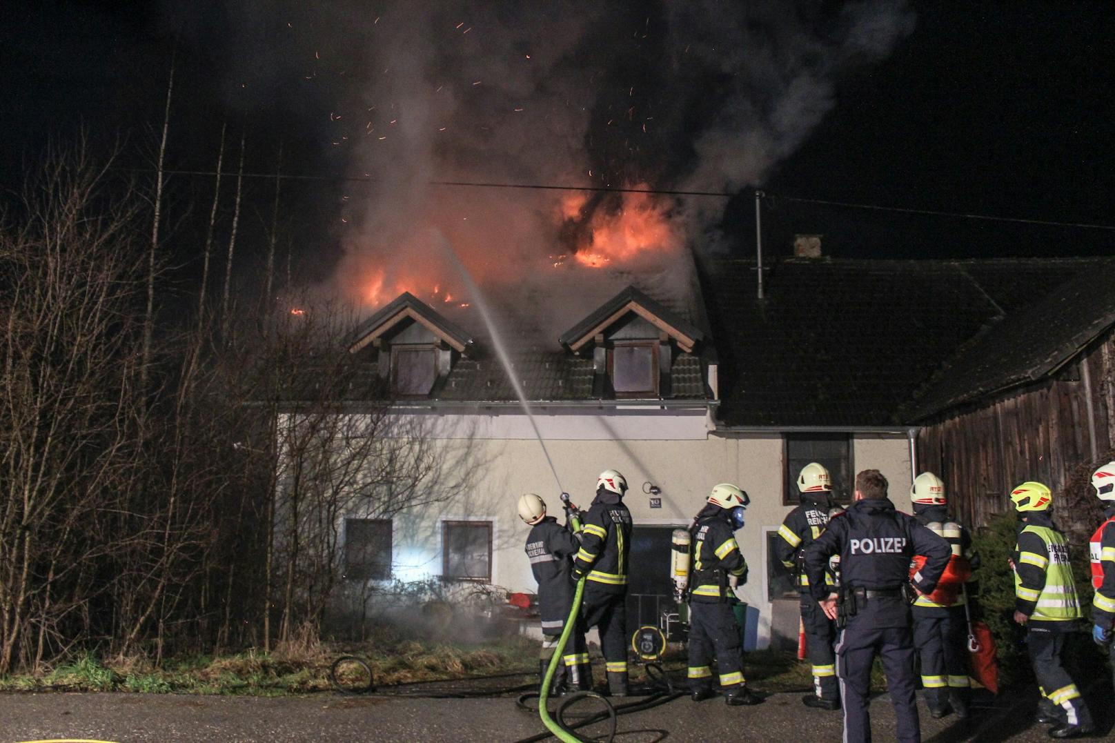 Die Feuerwehr wurde um ca. 02:15 zu einem Brand eines Einfamilienhauses in Stiftung bei Reichenthal alarmiert. Beim Eintreffen der Einsatzkräfte schlugen die Flammen bereits aus dem Dach des Gebäudes.