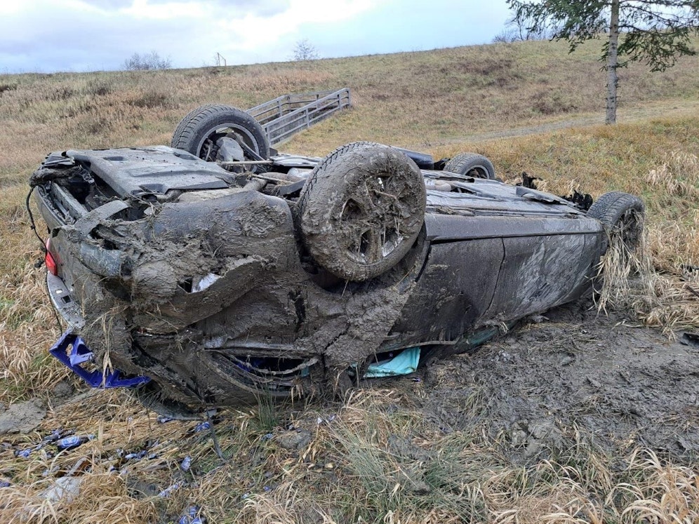 Das Auto wurde in die Luft geschleudert und landete am Dach.