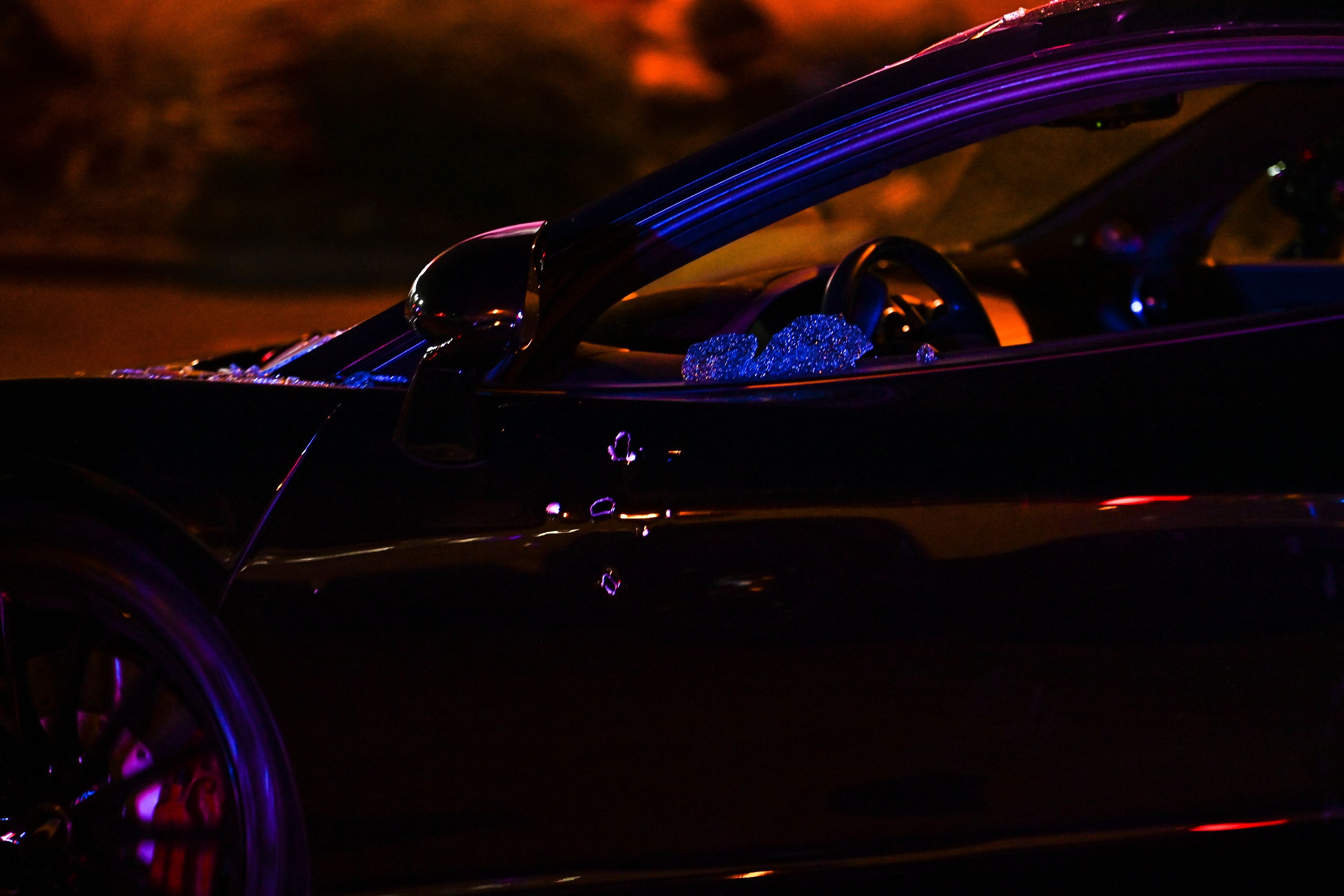 Einschusslöcher und zersplitterte Fensterscheiben nach einer Schießerei in Florida.  