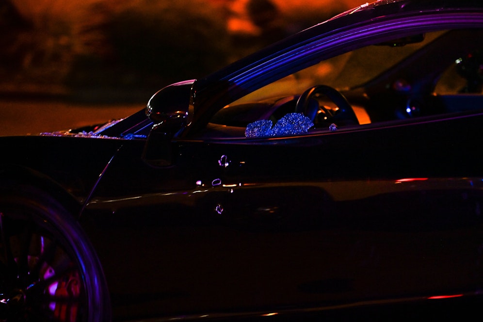 Einschusslöcher und zersplitterte Fensterscheiben nach einer Schießerei in Florida.  