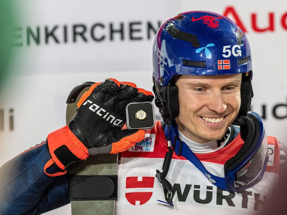 Henrik Kristoffersen bekam von Marcel Hirscher einen goldenen Ring geschenkt.