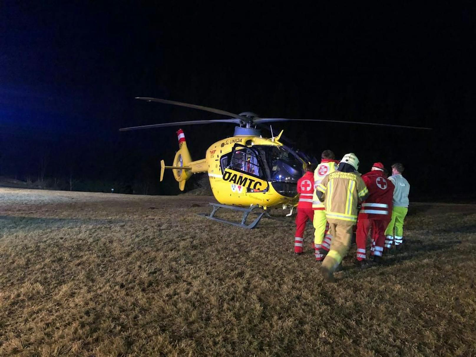 Der 20-jährige Unfalllenker wurde mit dem Rettungshubschrauber "Christophorus 2" in das Universitätsklinikum St. Pölten gebracht.